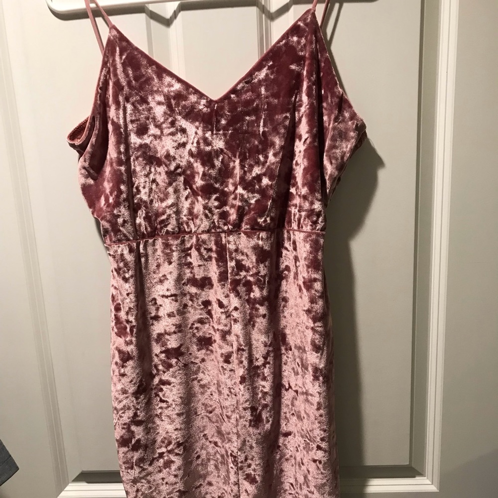 Short pink velvet dress with spaghetti straps and front slit